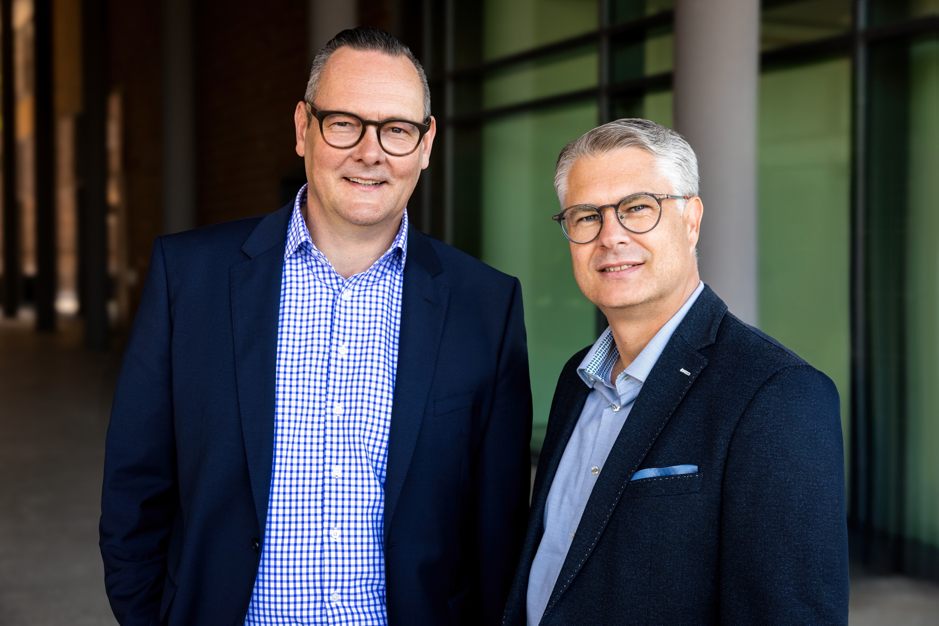 The founders, Dennis Tost and Marc Schnitzer are standing next to each other.